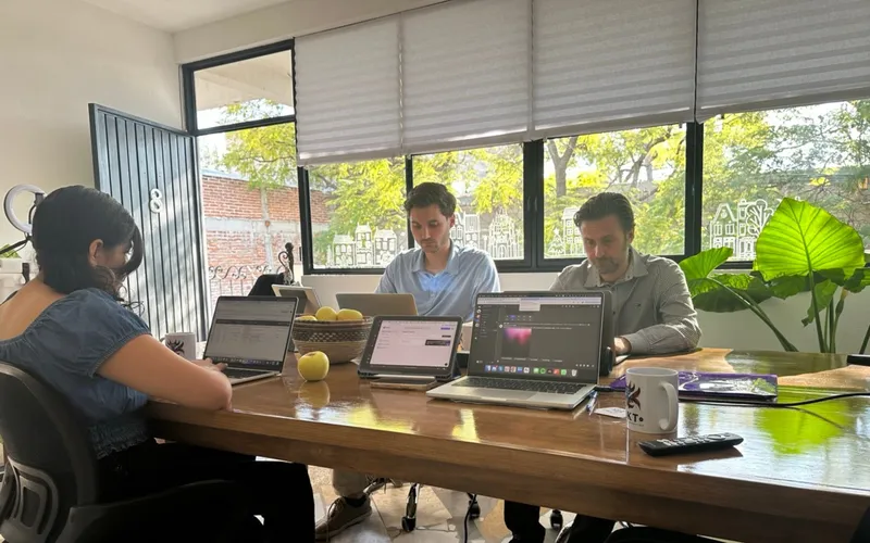 Equipo de Eluvia Marketing trabajando en oficina de San Miguel de Allende